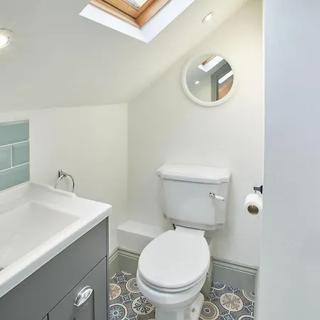 Host & - Threadneedle *