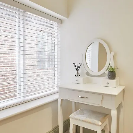 Host & - Threadneedle