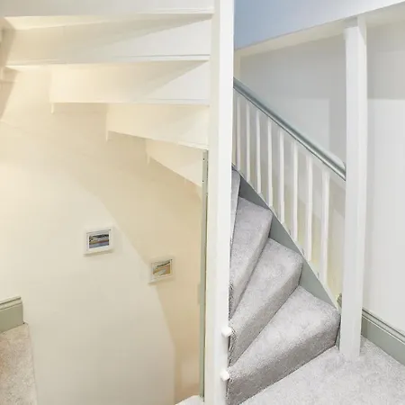 Host & - Threadneedle ويتبي