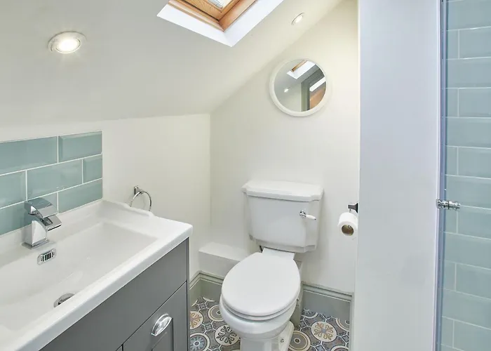 Host & - Threadneedle *