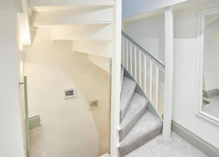 Host & - Threadneedle 휫비